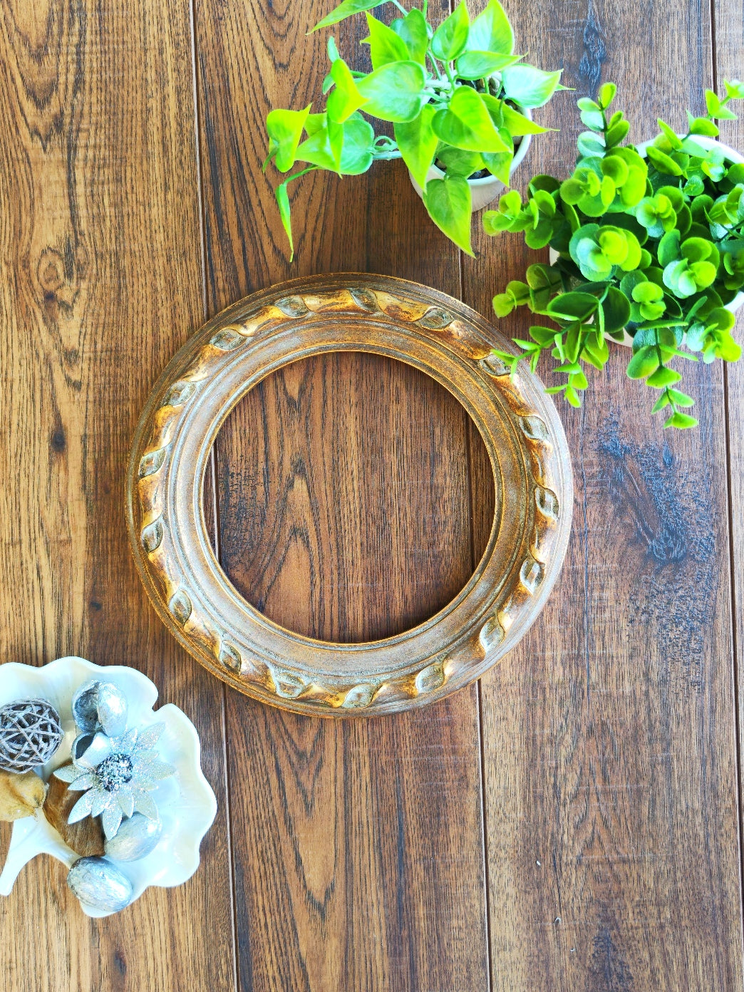 Circular vintage wooden picture frame with Gold leaf and Bronze finish