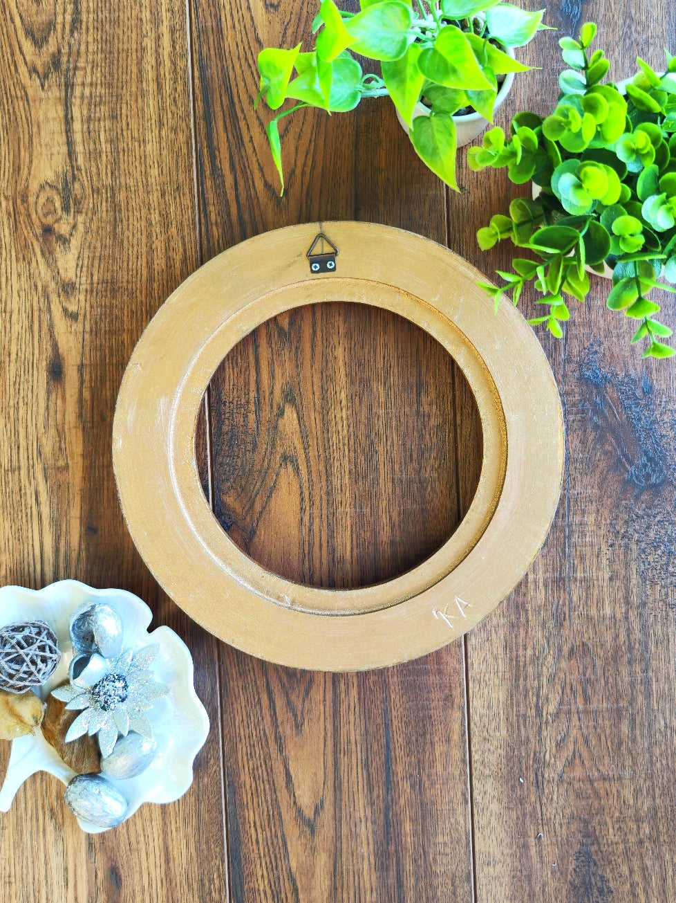 Circular vintage wooden picture frame with Gold leaf and Bronze finish