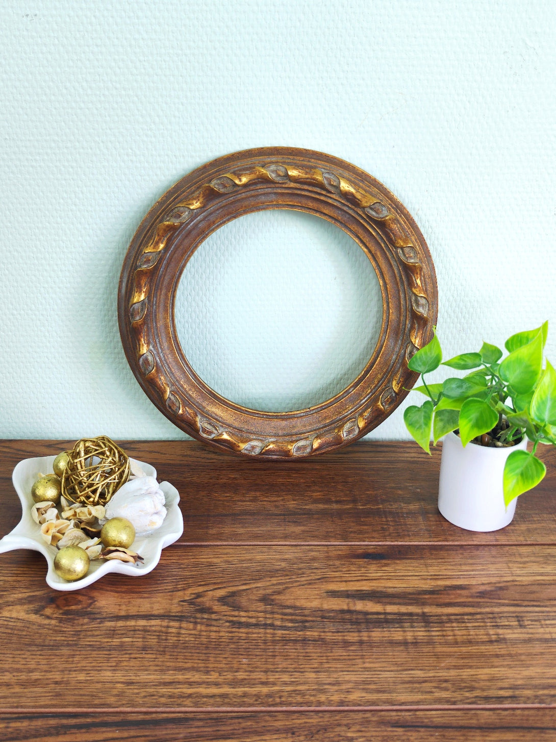 Circular vintage wooden picture frame with Gold leaf and Bronze finish