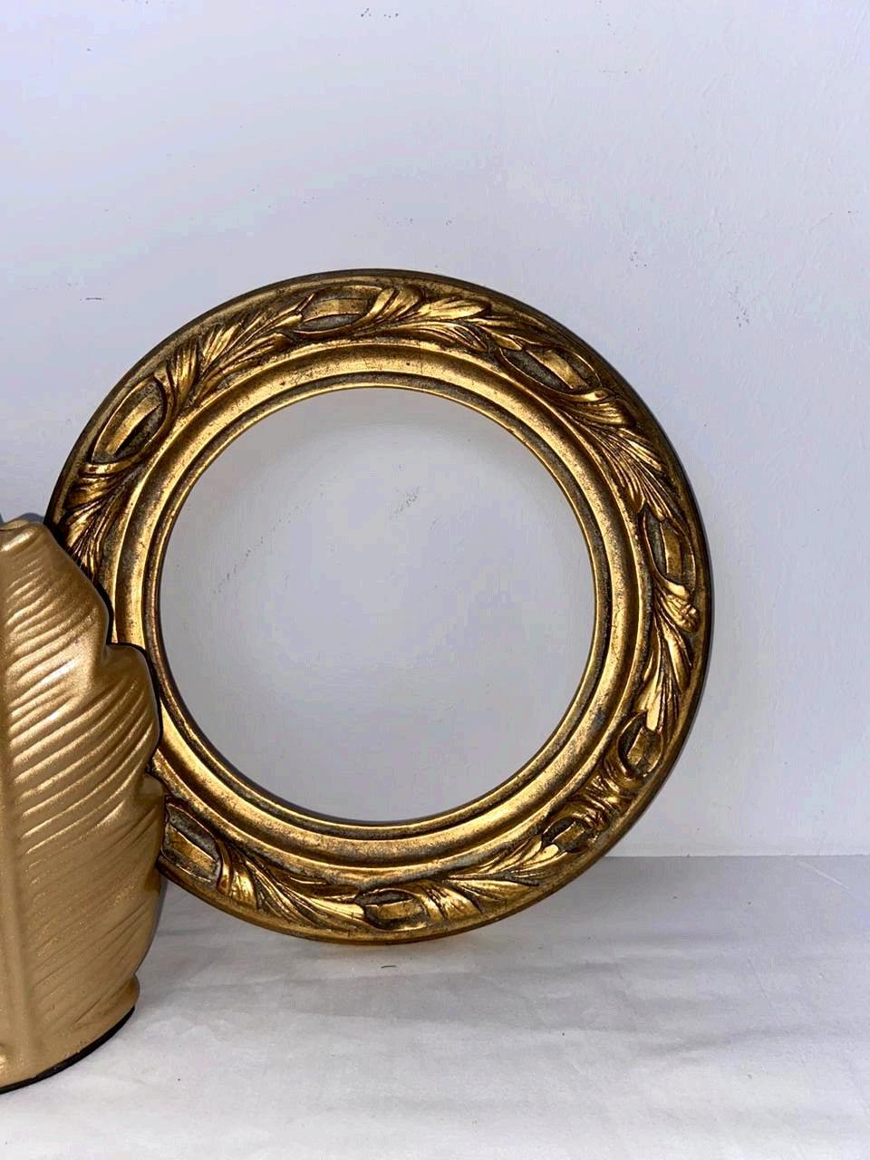 Circular wrapped leaves vintage wooden picture frame with gold leaf